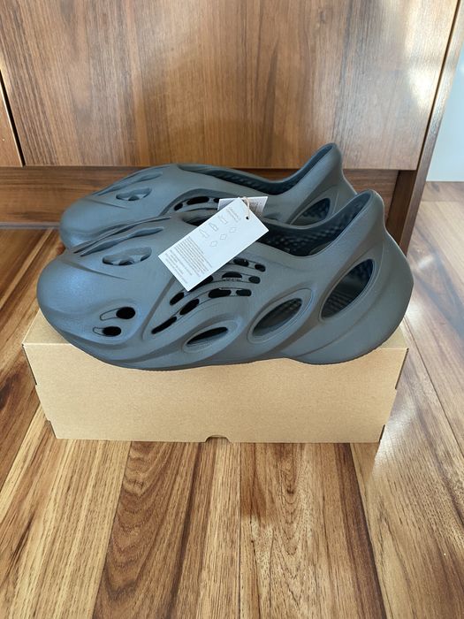 Yeezy Foam RNNR Carbon 47
