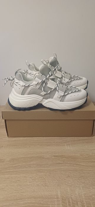Buty  damskie Steve Madden Tazmani 39a romiar 39.