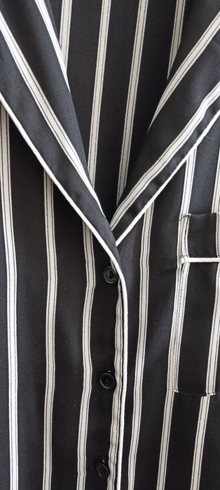 blusa preta com riscas
