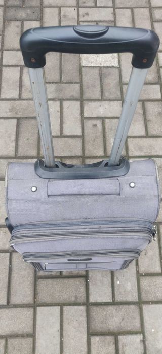 Чемодан на колесиках