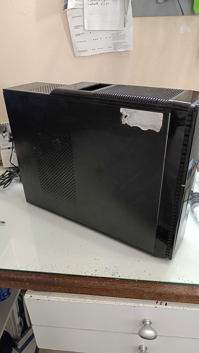 4 torres e uma fonte de alimentação