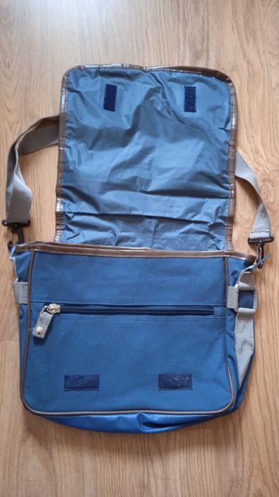 Torba na ramię lub do ręki.