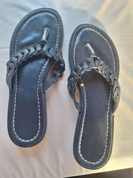 Skórzane, plecione japonki