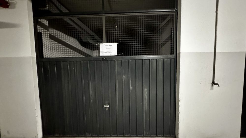 Box em Condominio com Video e Pessoal Seguranca 24hrs 30 m2 altura max 2 mts portao, pé direito 2,70