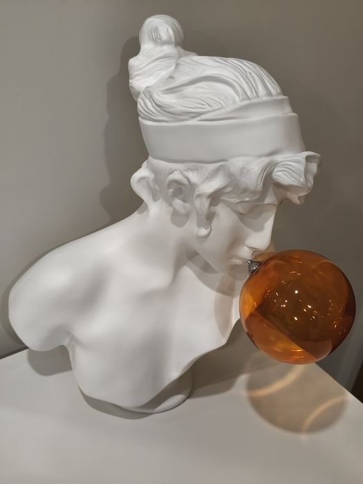 Estátua Decorativa Moderna com Bola Dourada – Peça de Design Premium