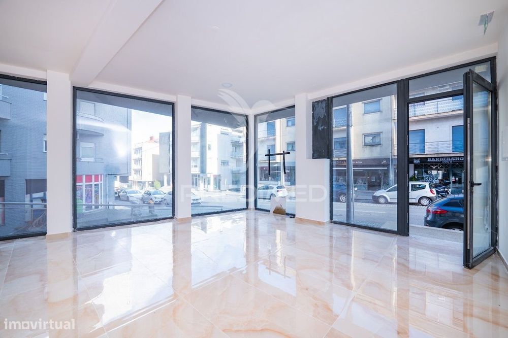Loja para comercio e serviços com 81.40 M2 centro da vila, Arco de...