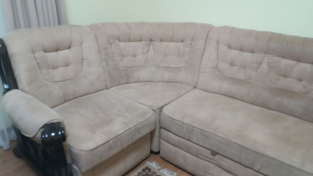 Кутовий диван  потребує хімчистки