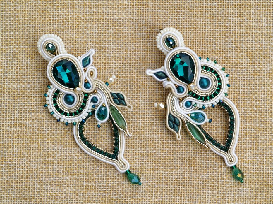 Kolczyki sutasz ażurowe z zielonymi kryształkami