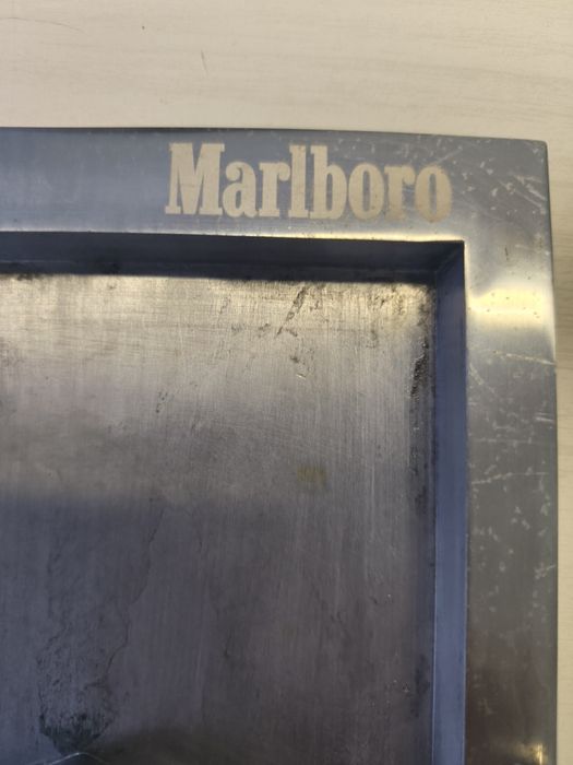 Vendo cinzeiro da marlboro bem pesado (portes incluídos)