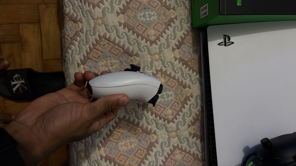PS5 slim em perfeito estado com 1 comando em perfeito estado e com um fone gamer com menos de 1 mês de uso com a caixa e o talao de 3 anos de garantia