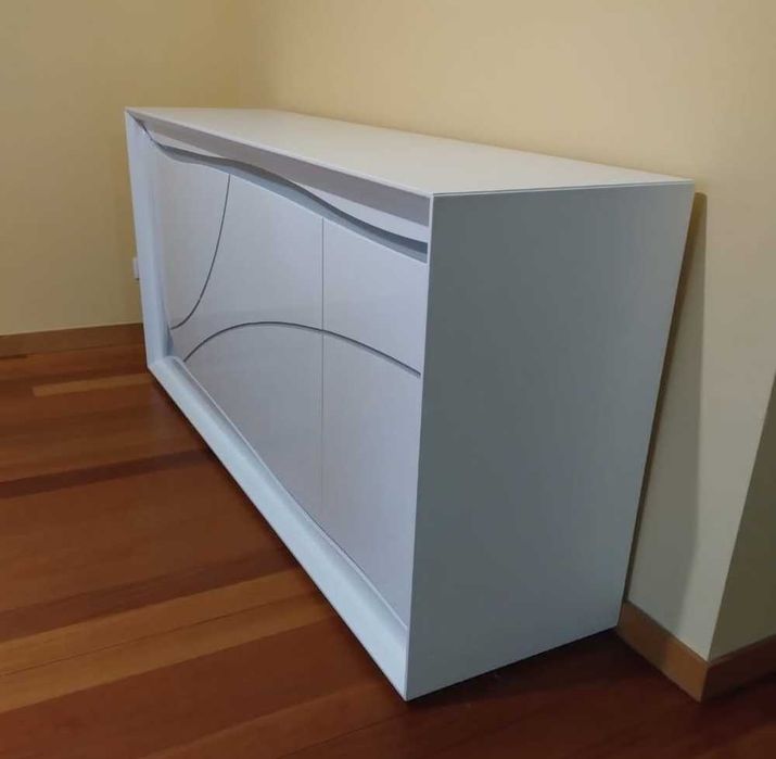 Aparador madeira lacado branco com pormenor cinza