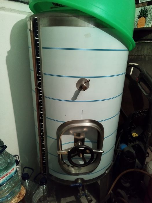 Depósito de 350L novo utilizado uma vez