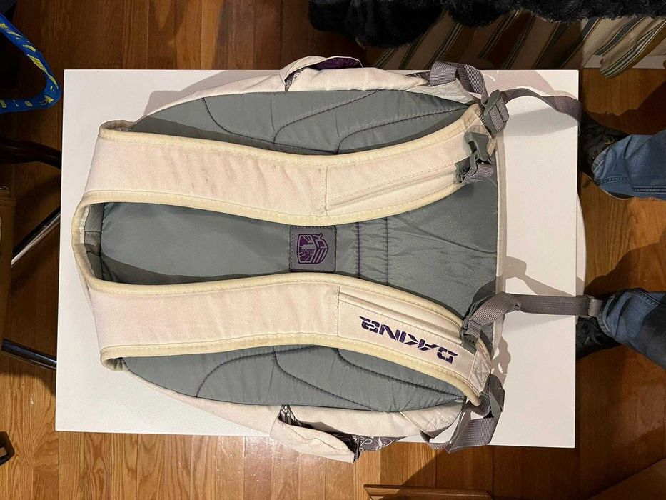 Mochila Dakine com porta skates e usada uma vez