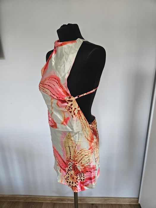 Elegancka sukienka halter w kwiaty  satynowa, odkryte plecy – rozmiar M (NOWA)