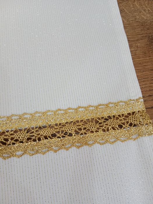 Bieżnik w złote prążki ze złotą ozdobną taśmą pośrodku 90x50