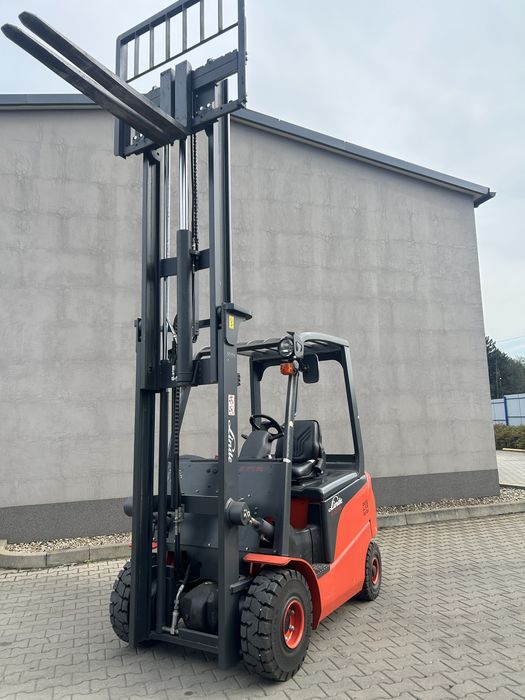 Woózek widłowy Linde E25