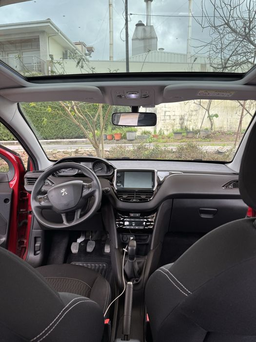 Peugeot 208 vermelho rubi