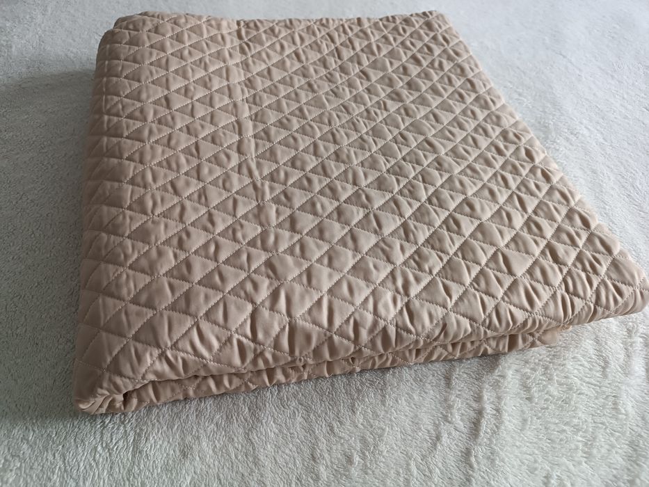 Kupon materiału pikowanego - pikowany materiał beżowy ponad 2 m2