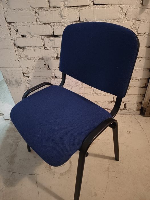Krzesło tapicerowane biurowe.