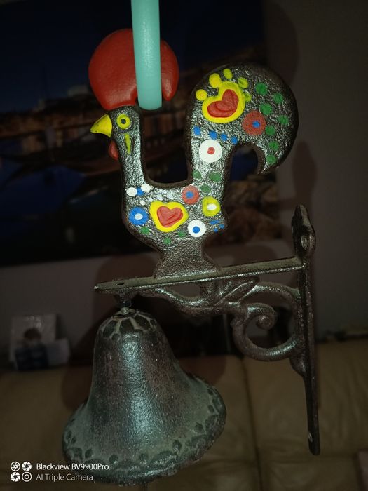 Vejam este magnífico sino pequeno mas belo com este galo de Barcelos