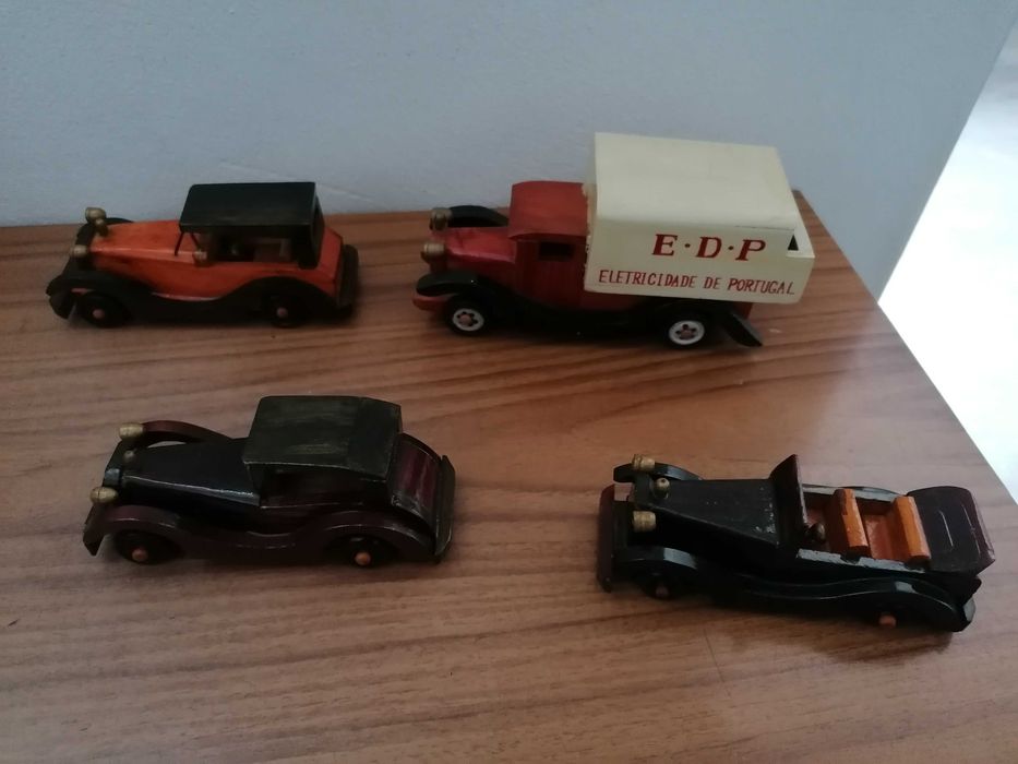 Carros em madeira