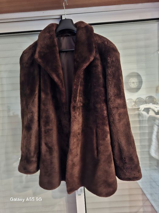 Casacos em pele com pelo cores variadas