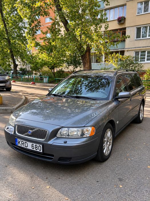 свіжо пригнана Volvo V-70