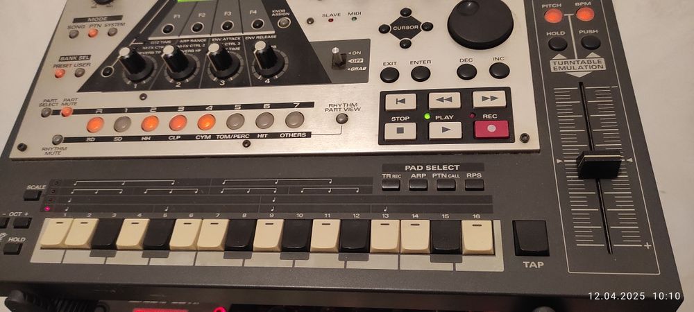 Roland MC-307 groovebox