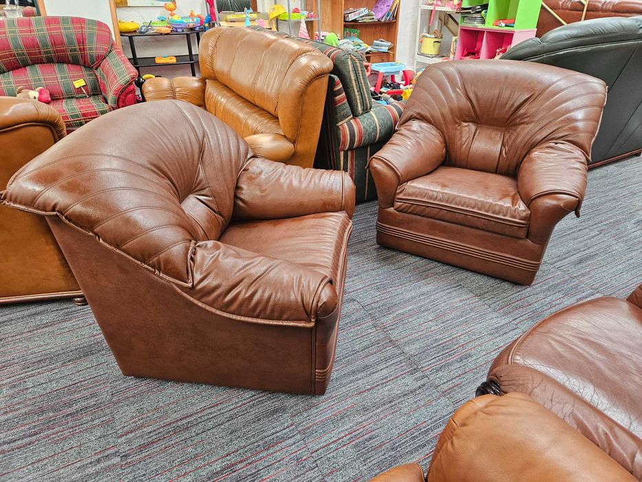Sofás individuais em pele - óptimo estado geral - Valor unitário