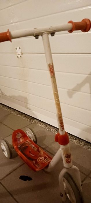 Trotineta vermelho do faísca mcquee95