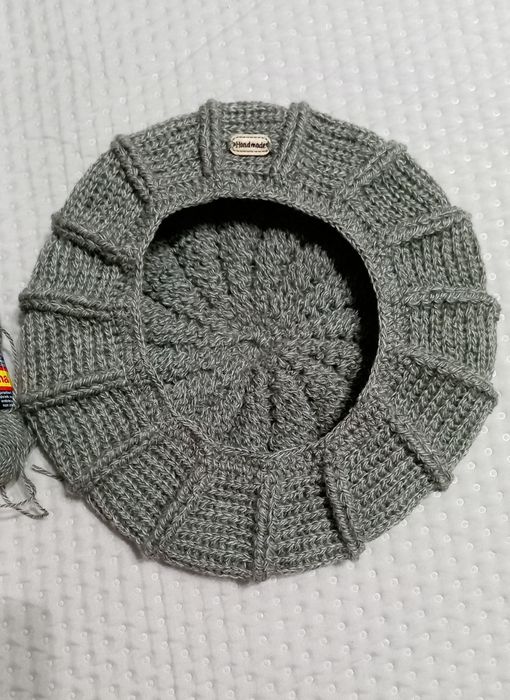 Beret damski z włóczki Handmade 1