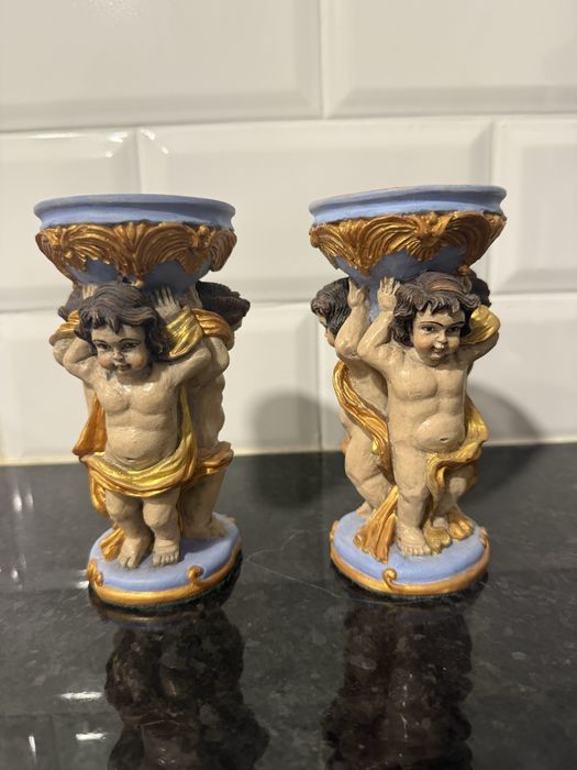 Par de castiçais em cerâmica pintada à mão – Querubins / Putti