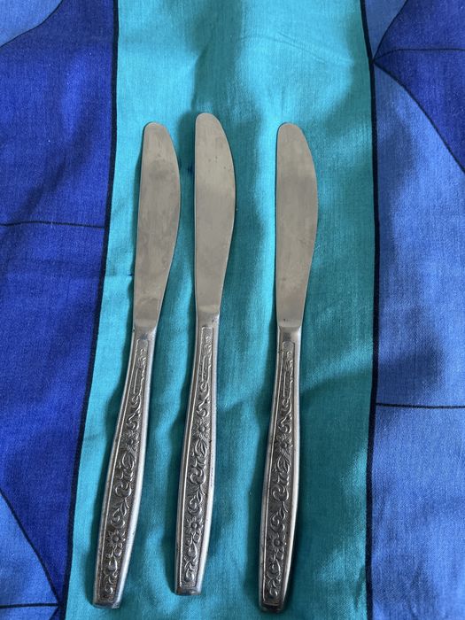 Stare, radzieckie noże z motywem kwiatowym.