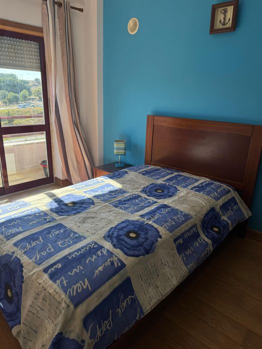 Quarto inteiro castanho madeira