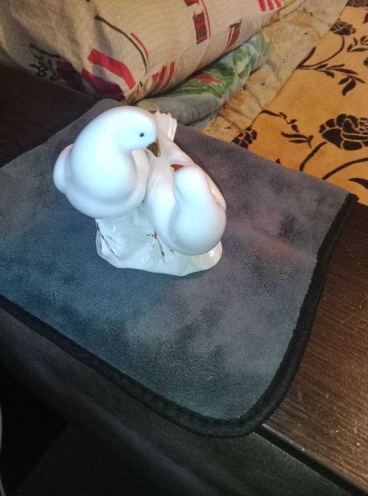 Фарфоровая фигурка   голуби