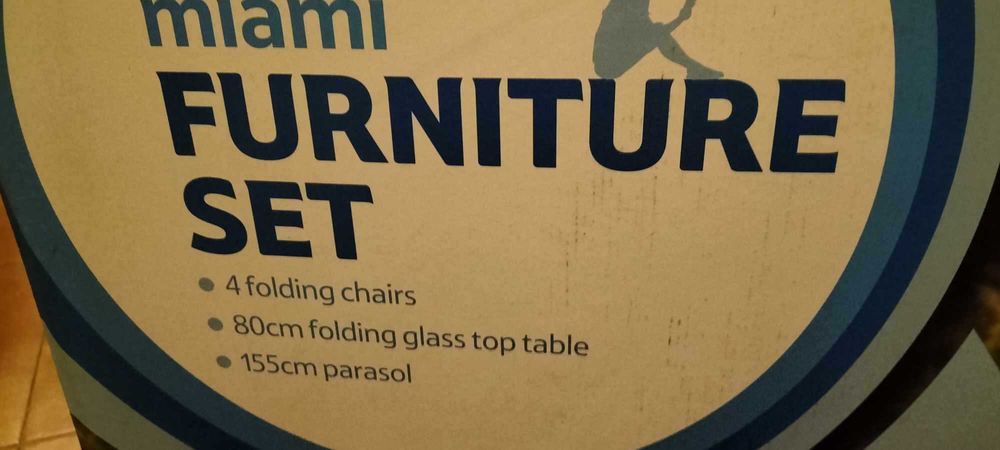Meble ogrodowe z parasolem 4 krzesła szklany stół