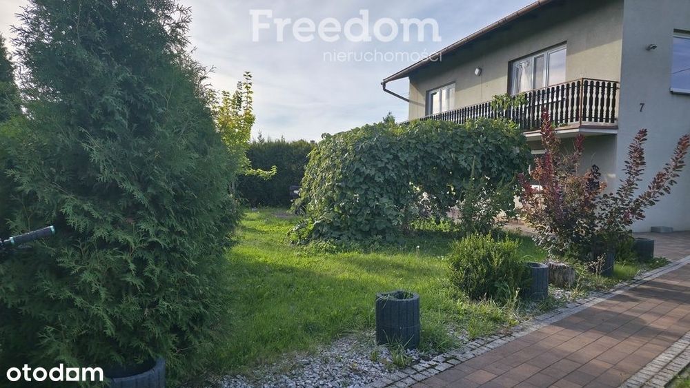 Dom na pięknie zagospodarowanej działce.
