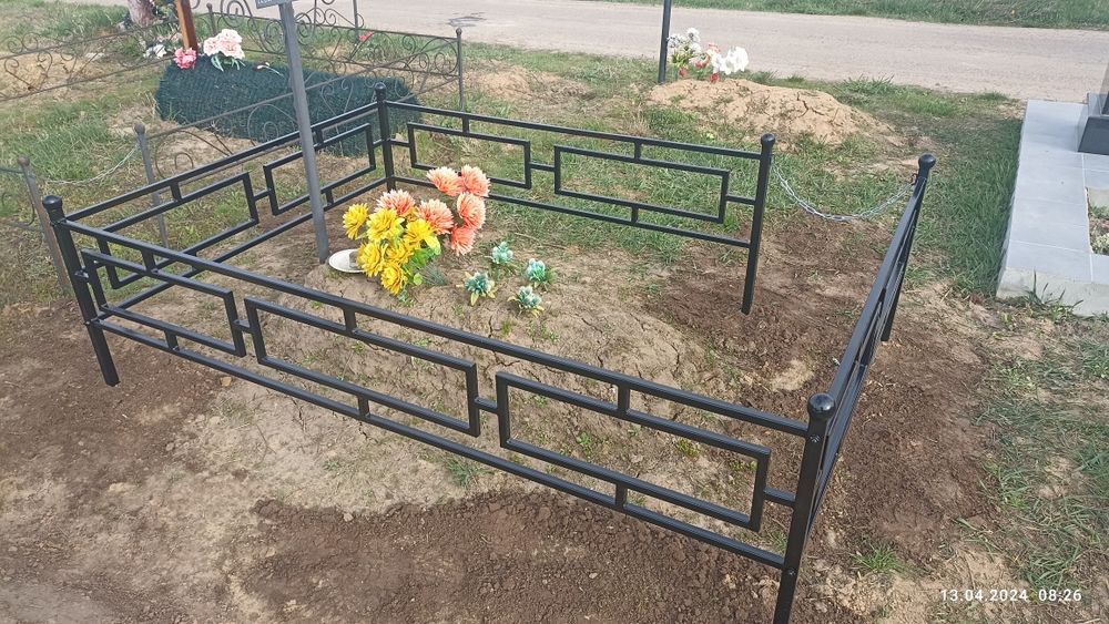 Огорожі на кладовище оградка