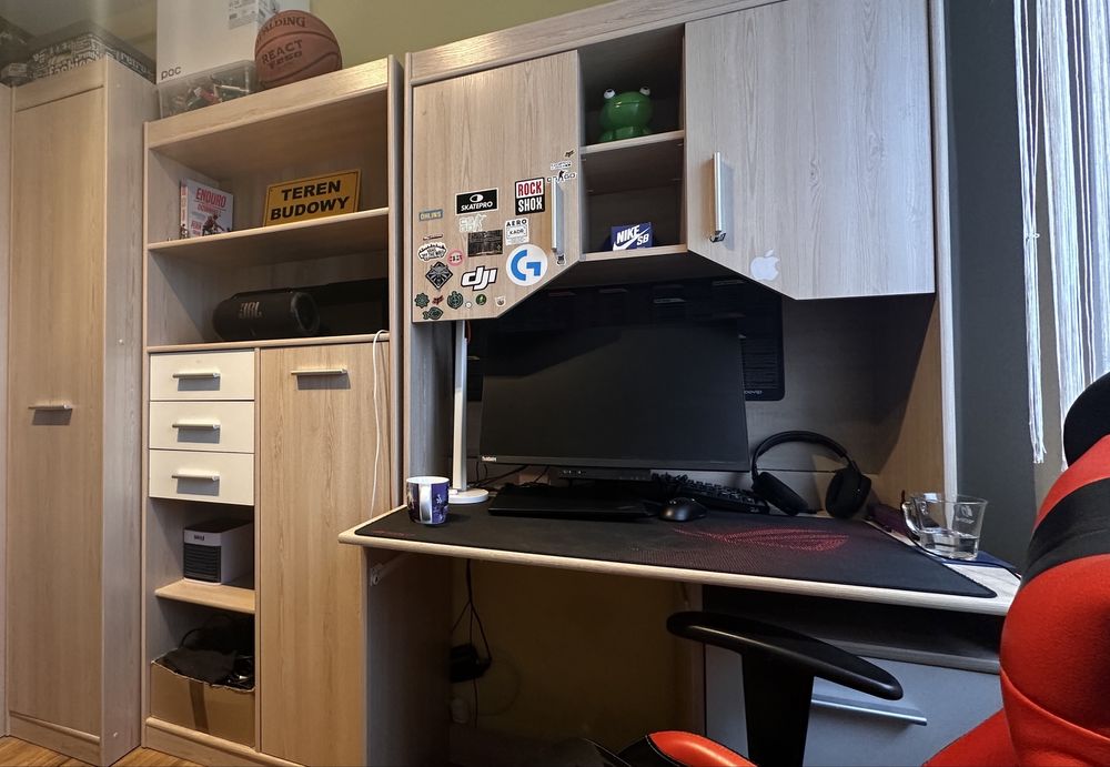 Meble pokojowe, meblościanka, biurko, szafa, komoda, słupek