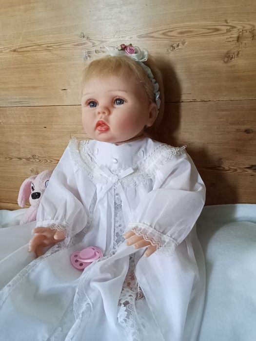 Boneca bebe reborn com vestido de batizado