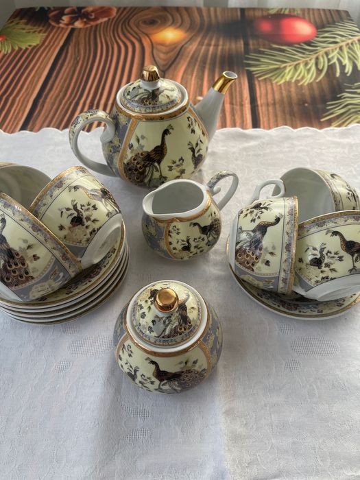 Sprzedam przepiękny serwis do herbaty z delikatnej porcelany.