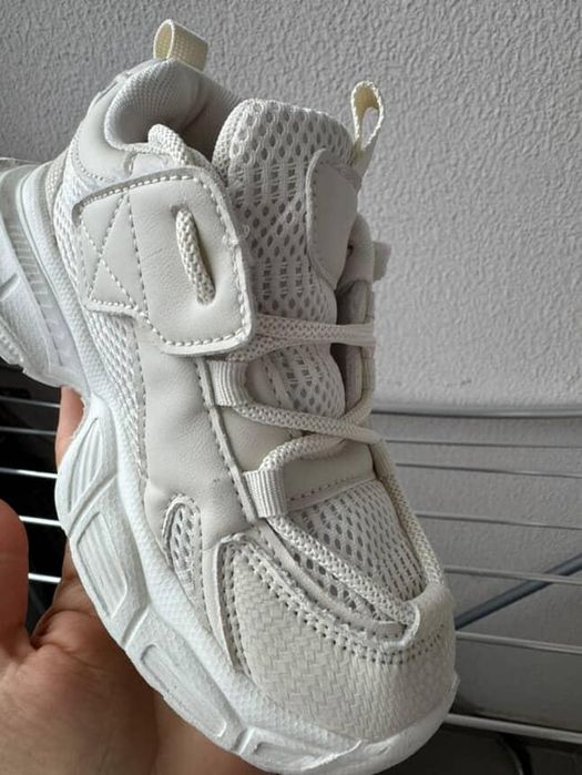 Дитячі кросівки бежеві