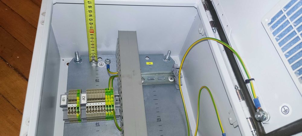 metalowa skrzynka elektryczna z filtrem Rittal