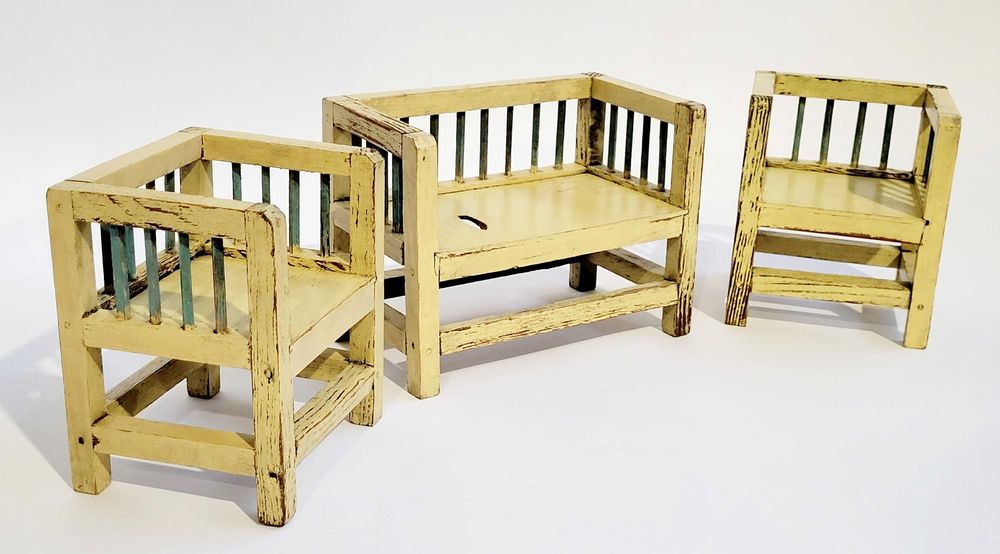 Zabytkowy zestaw drewnianych mebli dla lalek.