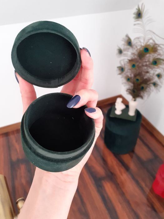 Mięciutki aksamitny pojemnik, puzderko mini szkatułka butelkowa zieleń
