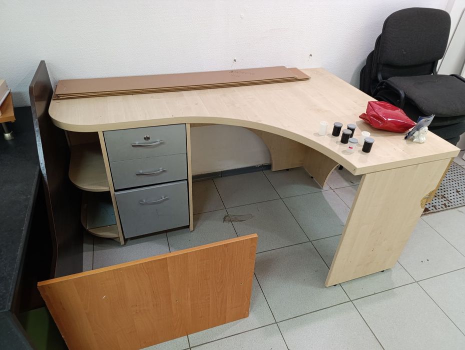 Витрины, столы,тумбы б/у