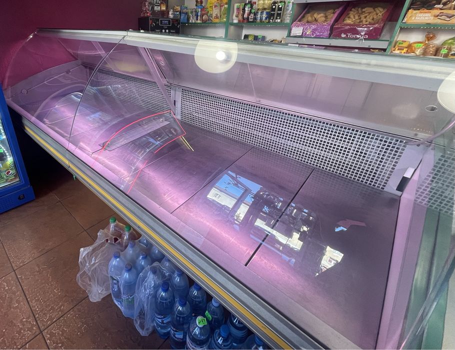 Вітрина кутова Технохолод