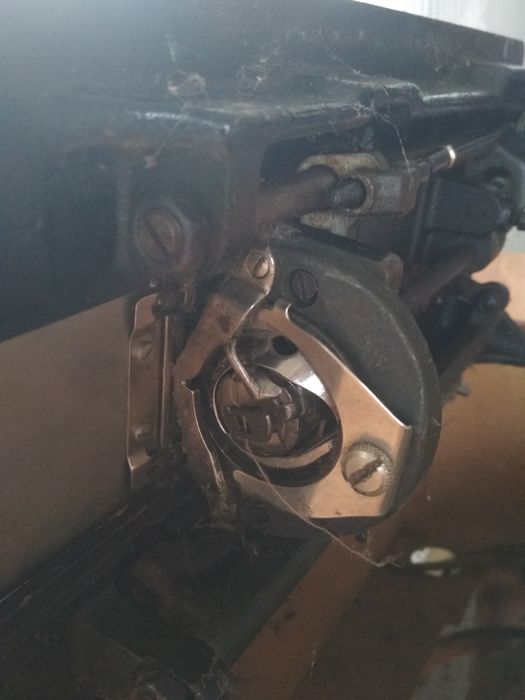 Швейна машинка ножна.