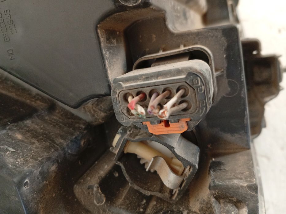 Ótica / farol esquerda OPEL Corsa F
