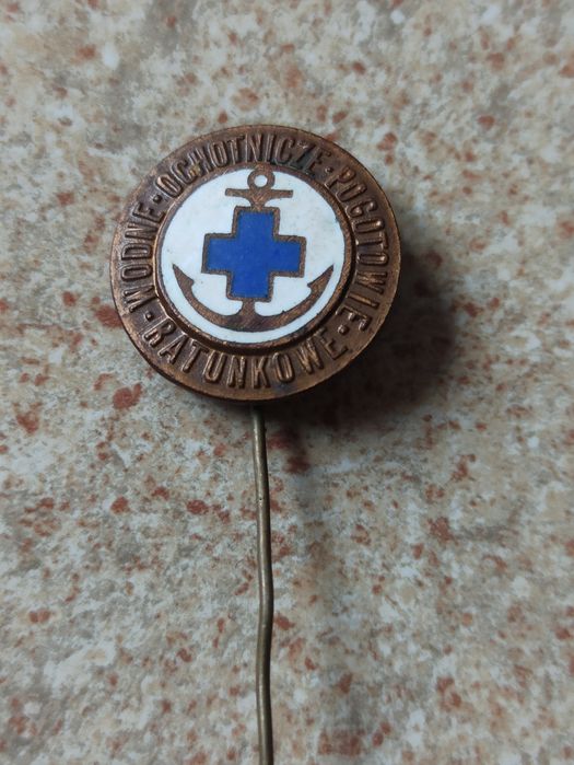 Przypinka odznaka sygnowana monogramem WOPR